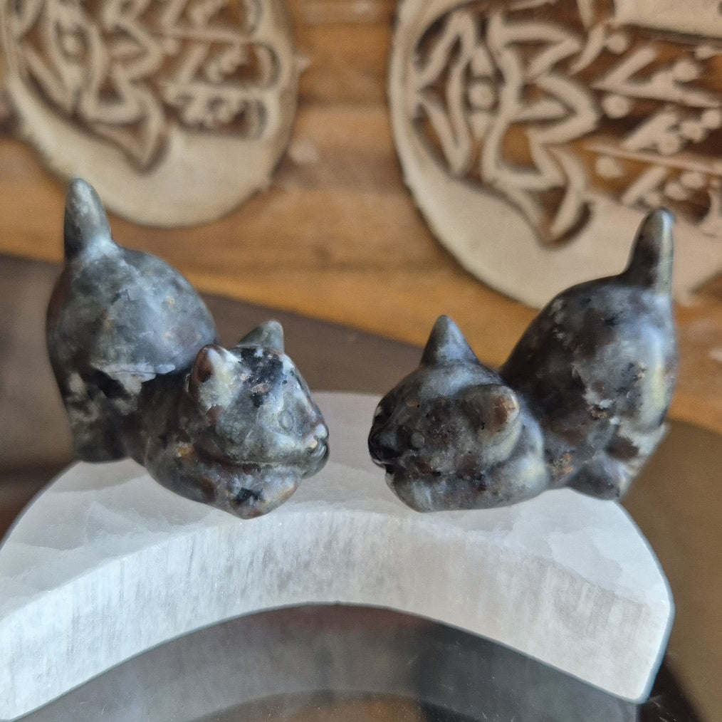 Figurine Chat Cupid en Yooperlite - Zenencens