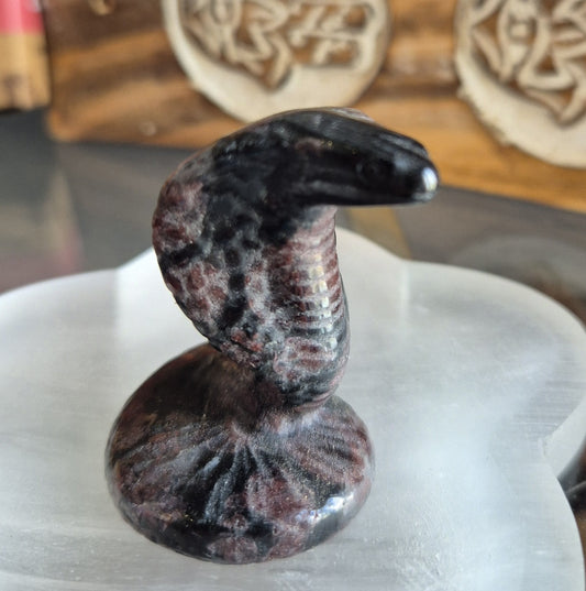 Figurine Cobra en Grenat Rouge - Zenencens